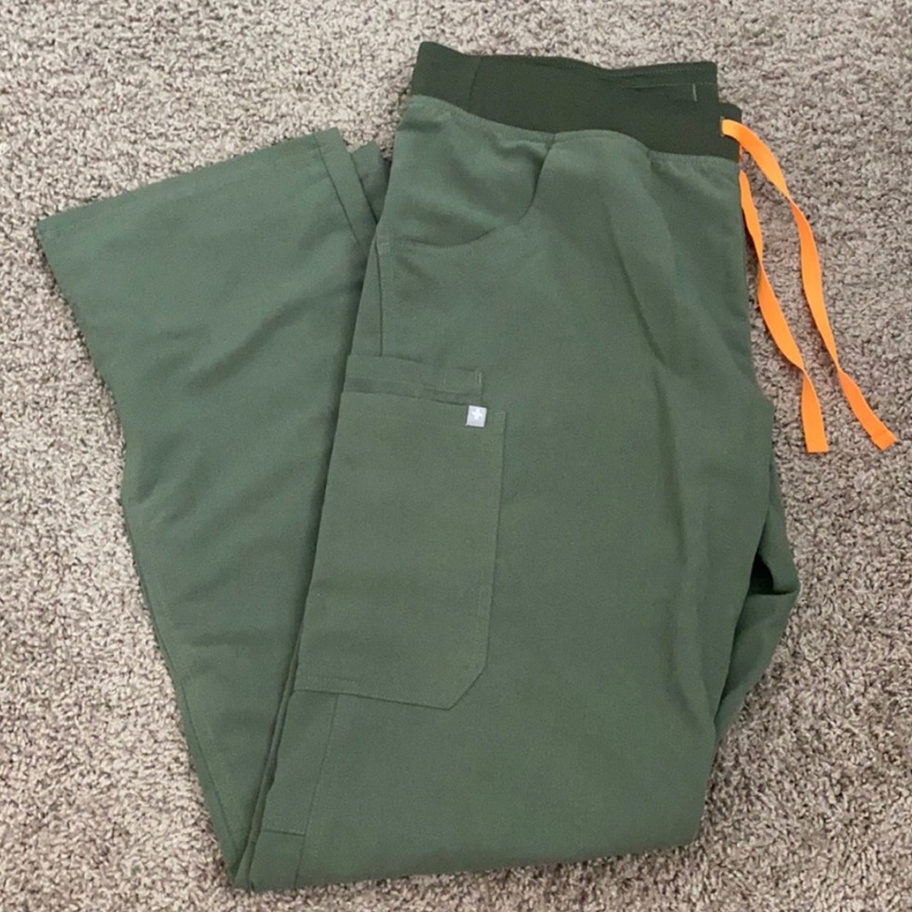 FIGS kade cargo pants L/T in moss green